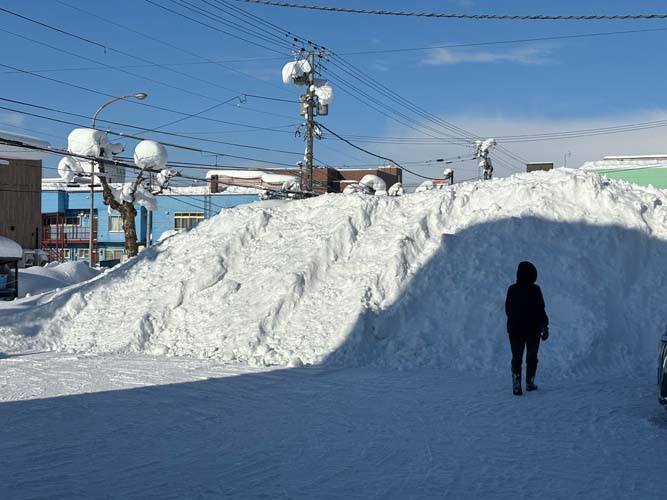 豪雪地帯岩見沢の保育園駐車場に雪の山で滑り台