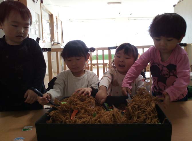 ２歳児 お店屋さんごっこに向けての取り組み2025年