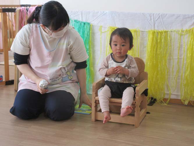 5月のお誕生会と春の戸外遊びの様子
