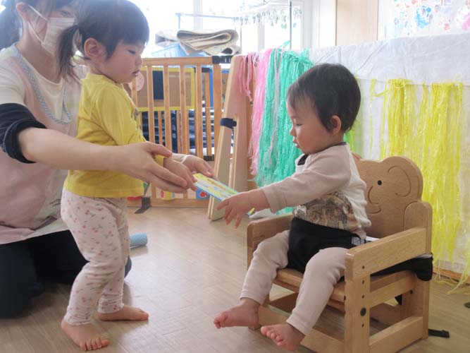 5月のお誕生会と春の戸外遊びの様子