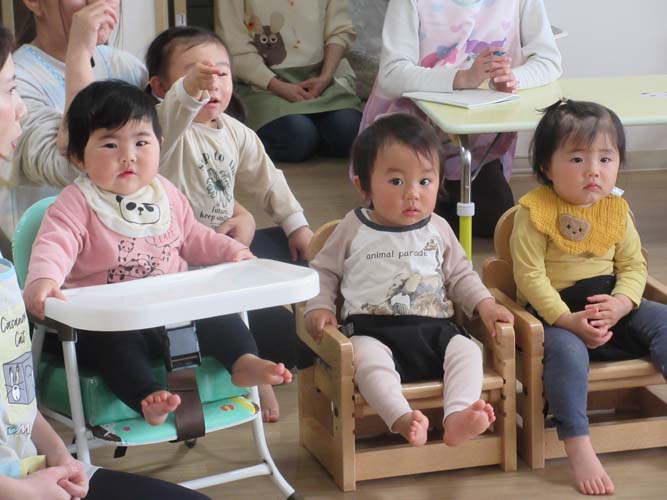 5月のお誕生会と春の戸外遊びの様子